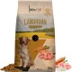 Hundefutterbeutel beschriftet "LANDHUHN mit Reis & Möhren, Glutenfrei," mit einer Hundesilhouette, mit Reis, Karotten und Fleischstücken.
