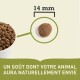 Un bol de nourriture pour animaux avec un gros plan d'un morceau de croquette mesurant 14 mm, accompagné du texte "UN GOÛT DONT VOTRE ANIMAL AURA NATURELLEMENT ENVIE."