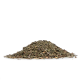 Ein Haufen getrockneter grüner Kräutermischung, bestehend aus verschiedenen Blatt- und Zweigfragmenten, vor einem weißen Hintergrund.