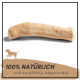 Natürlicher Hundekau-Stick mit einer hellen Holzstruktur, beschriftet mit "100% NATÜRLICH aus nachhaltigem Anbau" und mit einer Hundesilhouette und einem Globus-Icon.