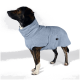 Ein Hund, der einen hellblauen Fleece-Mantel trägt, stolz mit erhobenem Kopf stehend, mit einer Tasche an der Seite und einem Etikett mit der Aufschrift "The Dog Dog."