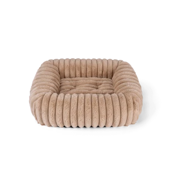 Ein plüschiges, quadratisches Haustierbett in hellbeige, mit einem weichen, gerippten Design für Komfort.