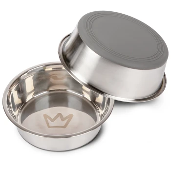Edelstahl-Haustierfutterschüssel mit einem grauen Deckel, mit einem Kronenlogo auf der Unterseite, aus einer schrägen Draufsicht gezeigt.