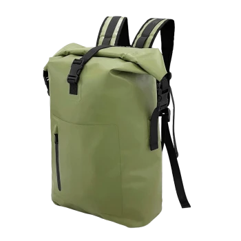 Grüner wasserdichter Rolltop-Tierträger-Rucksack mit schwarzen Trägern und vorderer Reißverschlusstasche.