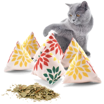 Eine verspielte graue Katze interagiert mit bunten dreieckigen Katzenminze-Spielzeugen in Rot, Gelb und Grün, mit getrockneter Katzenminze, die in der Nähe verstreut ist.