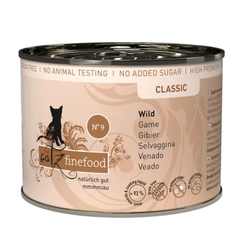 Eine Dose Katzenfutter mit der Aufschrift "Catz Finefood Classic No. 9", die eine Silhouette einer Katze zeigt, mit dem Hinweis, dass sie Wildspiel enthält und zu 93 % aus Fleisch besteht.