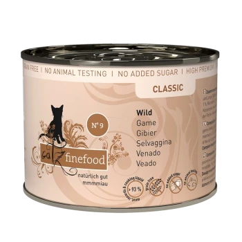 Eine Dose Katzenfutter mit der Aufschrift "Catz Finefood Classic No. 9", die eine Silhouette einer Katze zeigt, mit dem Hinweis, dass sie Wildspiel enthält und zu 93 % aus Fleisch besteht.