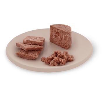 Bild von Fellicita Haustierfutterdosen mit einer Fütterungsempfehlungstabelle für erwachsene Katzen, die die tägliche Nahrungsaufnahme basierend auf dem Gewicht detailliert.