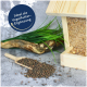 Vogelfutter auf einer grauen Oberfläche mit einer Holzschaufel und einem Futterspender, plus Text: "Ideal als Vogelfutter-Ergänzung."