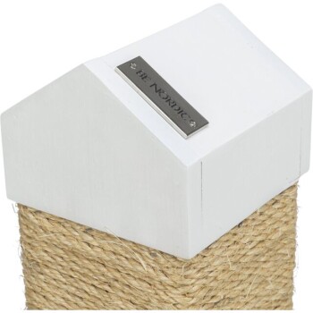 Katzenscratch-Post aus weißem Material mit einem hausförmigen oberen Teil und einer Metallplakette "BE NORDIC", umwickelt mit natürlichem Sisal-Seil.