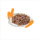 Une assiette de nourriture pour animaux humide et effilochée avec une texture douce, entourée d'accents de coups de pinceau orange ludiques.
