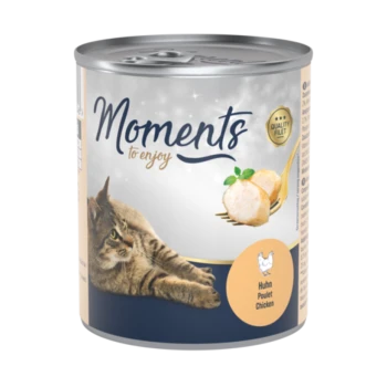 Katze Futterdose mit einem Etikett, das "Moments to enjoy" liest, mit einer Katze, die neben einer Gabel und Hühnerstücken entspannt.