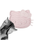 Eine graue getigerte Katze schaut neugierig auf eine rosa Silikon-Fressmatte in Katzenform mit wellenförmigen Linien und einer Schleife, beschriftet mit 'LUCY BALU.'