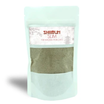 Ein versiegelter Beutel mit Shiimun Slim Katzenzusatz, mit einem hellblauen Hintergrund und einem Etikett mit dem Text "SHIIMUN SLIM FÜR KATZEN / FOR CATS."
