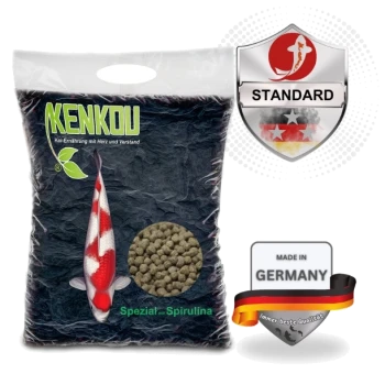 Kenkou Koi-Futterbeutel mit einem rot-weißen Koi-Fisch, Pellets-Bild und Text: "Spezial mit Spirulina," "Hergestellt in Deutschland," und Qualitätssiegel.