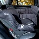 Housse de siège de voiture pour animaux de compagnie noire avec un design matelassé, arborant le logo Römer, installée sur le siège arrière d'une voiture.