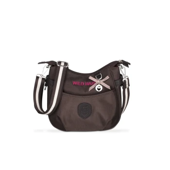 Braune Haustiertragetasche mit einem pinken "WILD HAZE"-Logo, einer dekorativen Schleife und einem silbernen Charm, mit einem gestreiften Schultergurt.