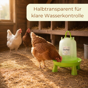 Braune Henne trinkt aus grüner GarPet-Tränke in einem Strohstall; deutscher Text: 'Halbtransparent für klare Wasserkontrolle'