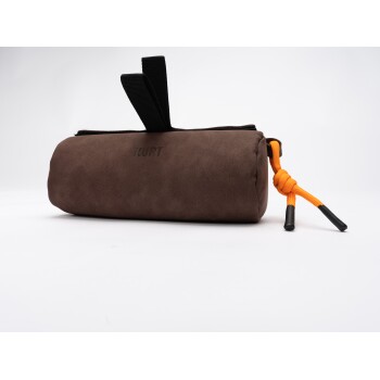 Braune Haustierzubehör-Tasche mit dem Wort "KURT" auf der Seite eingeprägt und einem orangefarbenen Kordelzug zum Schließen.