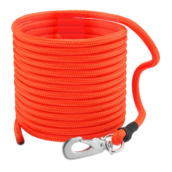 Hellorange geflochtene Hundeleine mit silbernem Metallverschluss, ordentlich aufgerollt zur Aufbewahrung.
