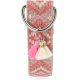Ein dekorativer Haustierkragen mit einem gewebten Muster in Pink und Beige, mit drei bunten Quasten, die an einem Metallring befestigt sind.