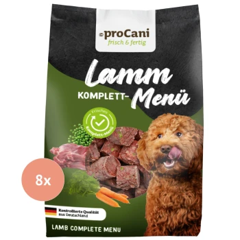 Hundefutterverpackung mit "Lamm Komplett-Menü" mit einem braunen Hund, der sich die Lippen leckt, frischen Lammstücken, Erbsen, Karotten und Kräutern.