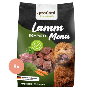Hundefutterverpackung mit "Lamm Komplett-Menü" mit einem braunen Hund, der sich die Lippen leckt, frischen Lammstücken, Erbsen, Karotten und Kräutern.