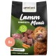 Hundefutterverpackung mit "Lamm Komplett-Menü" mit einem braunen Hund, der sich die Lippen leckt, frischen Lammstücken, Erbsen, Karotten und Kräutern.