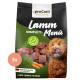 Hundefutterverpackung mit "Lamm Komplett-Menü" mit einem braunen Hund, der sich die Lippen leckt, frischen Lammstücken, Erbsen, Karotten und Kräutern.