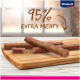 Fünf fleischige Hundeleckerlis werden auf einem Holzschneidebrett präsentiert, mit dem Text "95% EXTRA MEATY" über ihnen.