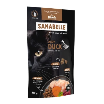 Gesicht einer schwarzen Katze auf einem Tierfutterbeutel, beschriftet mit "Sanabelle Juicy Duck", mit Text über den Feuchtigkeitsgehalt, Zutaten und Gewicht (250 g).