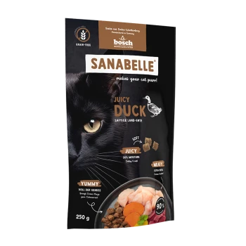 Gesicht einer schwarzen Katze auf einem Tierfutterbeutel, beschriftet mit "Sanabelle Juicy Duck", mit Text über den Feuchtigkeitsgehalt, Zutaten und Gewicht (250 g).