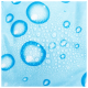 Nahaufnahme von blauen Wassertropfen auf einem hellblauen Hintergrund, die eine erfrischende und saubere Ästhetik schaffen.