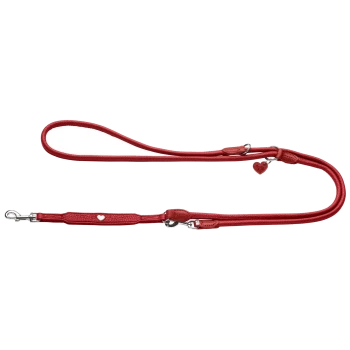 Rote Haustierleine mit einem herzförmigen Anhänger und einem kleinen weißen Herzdetail am Griff.