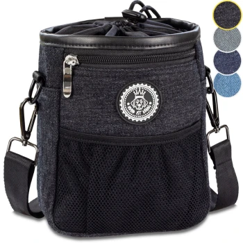 Eine stilvolle schwarze Tragetasche für Haustiere mit einem Kordelzug oben, mit einer Netztasche und einem runden Logo. Erhältlich in mehreren Farben.