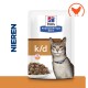 Verpakking van Hill's Prescription Diet k/d kattenvoer met een grijze kat met een blauwe halsband, gelabeld 'Nieren' en 'ActivBiome+ Kidney Defense.'