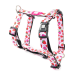 Pinkes Hundegeschirr mit rotem und lila Erdbeermuster und schwarzer Kunststoffschnalle, beschriftet mit "WOOF WEAR" auf weißem Hintergrund.