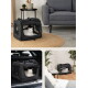 Weiße Katze in schwarzem weichwandigen Netz-Tierträger auf gewebtem Teppich neben einem grauen Sofa; außerdem Abbildungen im Auto und neben Zimmerpflanzen.