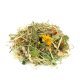 Ein bunter Haufen getrockneter Kräuter und Blumen, einschließlich grüner Blätter und gelber Blütenblätter, geeignet für den Verzehr durch Haustiere.