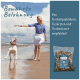 Eine Frau in einem blauen Oberteil und einem weißen Rock geht fröhlich am Strand mit einem Hund, neben einer Tüte "Sprotten" Fischsnacks.