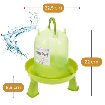 Grüner erhöhter Plastik-Wasserspender für Haustiere mit Beinen, 'GarPet'-Etikett, Wasser-Spritz-Grafik und Größenangaben 22,5 cm / 22 cm / 8,5 cm.