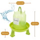 Grüner erhöhter Plastik-Wasserspender für Haustiere mit Beinen, 'GarPet'-Etikett, Wasser-Spritz-Grafik und Größenangaben 22,5 cm / 22 cm / 8,5 cm.