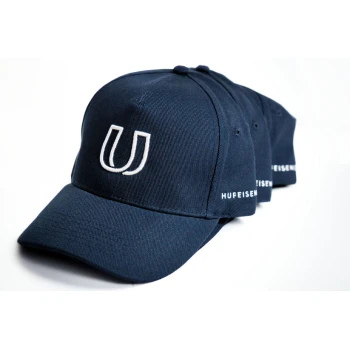Eine Reihe von marineblauen Baseballmützen mit einem weißen gestickten "U"-Logo auf der Vorderseite und dem Text "HUFEISEN" an der Seite.