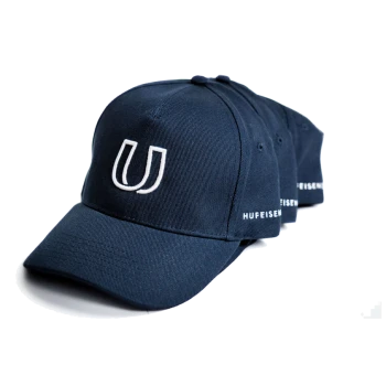 Eine Reihe von marineblauen Baseballmützen mit einem weißen gestickten "U"-Logo auf der Vorderseite und dem Text "HUFEISEN" an der Seite.