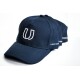 Eine Reihe von marineblauen Baseballmützen mit einem weißen gestickten "U"-Logo auf der Vorderseite und dem Text "HUFEISEN" an der Seite.