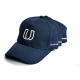 Eine Reihe von marineblauen Baseballmützen mit einem weißen gestickten "U"-Logo auf der Vorderseite und dem Text "HUFEISEN" an der Seite.