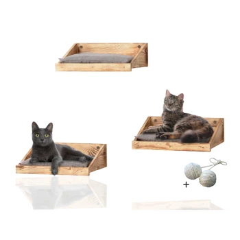 ® 3-er Set Katzen Kletterstufe mit Kissen, Kletterwand mit Gratis-Spielballset Zwei Katzen, die auf hölzernen Haustierbetten mit grauen Kissen entspannen, begleitet von zwei Seilbällen.