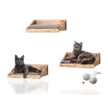 Zwei Katzen, die auf hölzernen Haustierbetten mit grauen Kissen entspannen, begleitet von zwei Seilbällen.