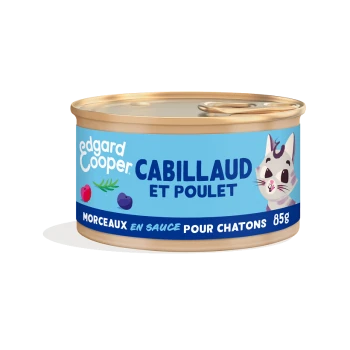 De la nourriture pour chats en conserve étiquetée "Edgard Cooper Cabillaud et Poulet", avec une illustration de chat joueur, 85g, indiquant qu'elle est pour les chatons.