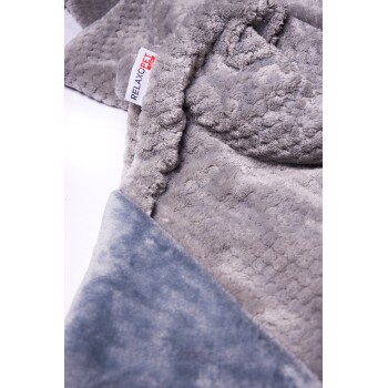 Weiche graue Tierdecke mit plüschiger Textur, mit einem Etikett, das "RELAXOPET" liest.